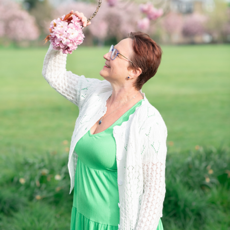 About Civil Celebrant Sarah Pope